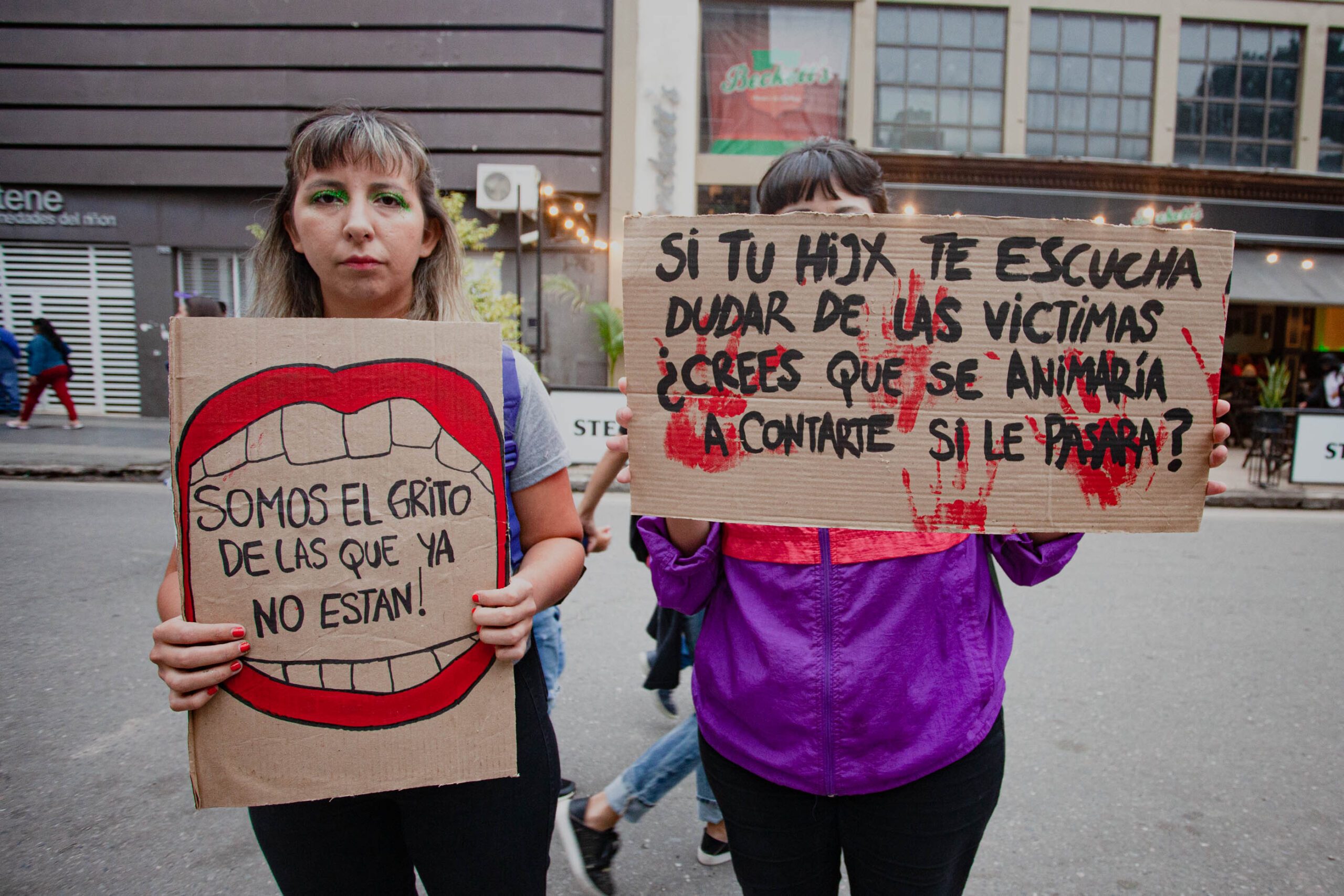 Mujeres con cartel sobre femicidios