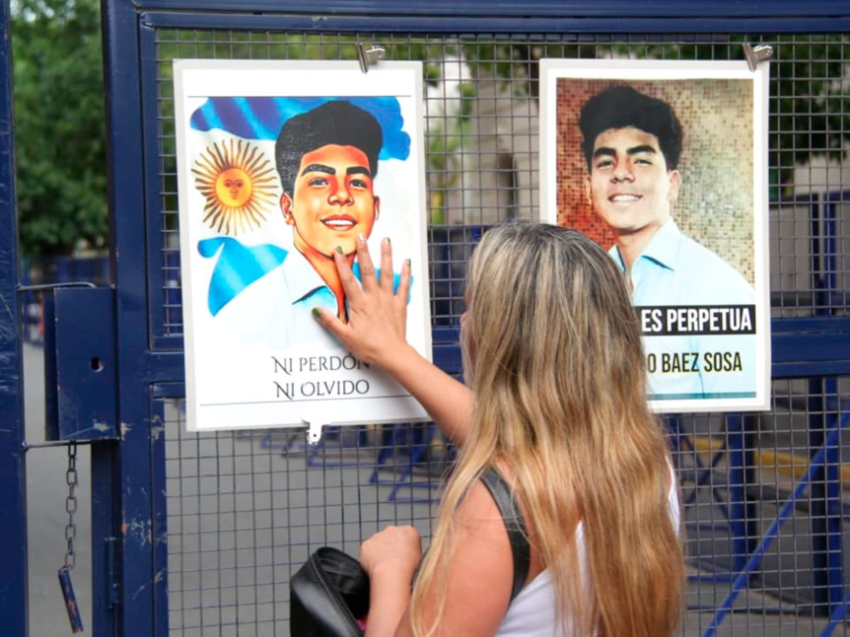Mujer contemplando una foto de Fernando Baez Sosa