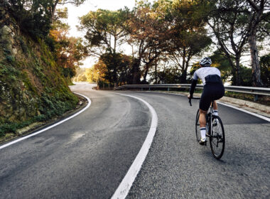 homem ciclista andando de bicicleta na estrada