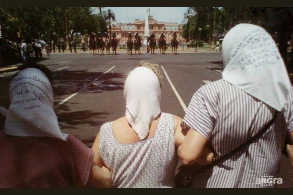 reprimieron a las madres de plaza de mayo diciembre 2001