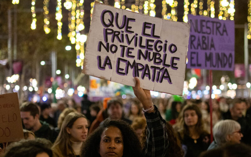 EuropaPress 5600327 decenas personas portan carteles manifestacion 25n 25 noviembre 2023