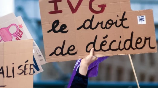 Ante los avances de la ultraderecha, Francia blindó el derecho al aborto en la Constitución