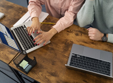 personas mayores en la escuela durante la clase con computadora portatil