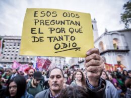 esos ojos preguntan el por que de tanto odio
