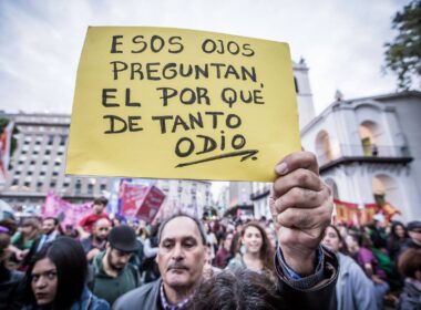 esos ojos preguntan el por que de tanto odio