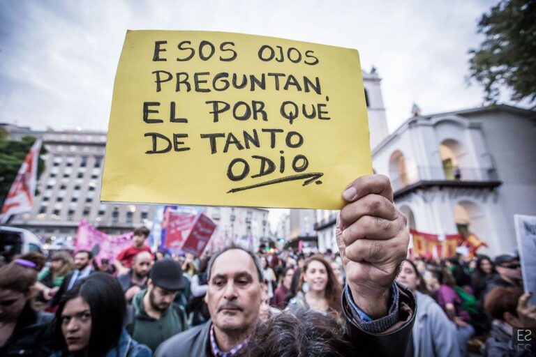esos ojos preguntan el por que de tanto odio